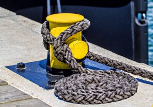 A device to fasten a boat to a pier